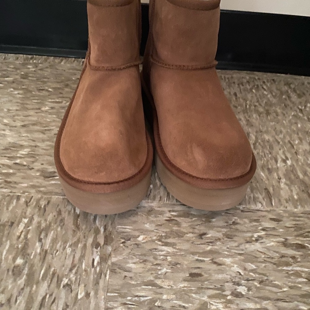 Brand New!! UGG Classic mini platform boots size 6 kids